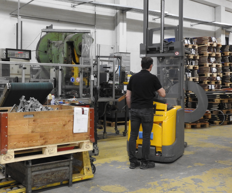 Wolfgang Egger, Metallverarbeitung, Vorarlberg, Lager, Stahlbänder, Stahlband, Schneestopper, Schneenase, Schneehaken, Dach, Bedachung, Dachdecker, Stahlband, Bandwechsel, Stapler
